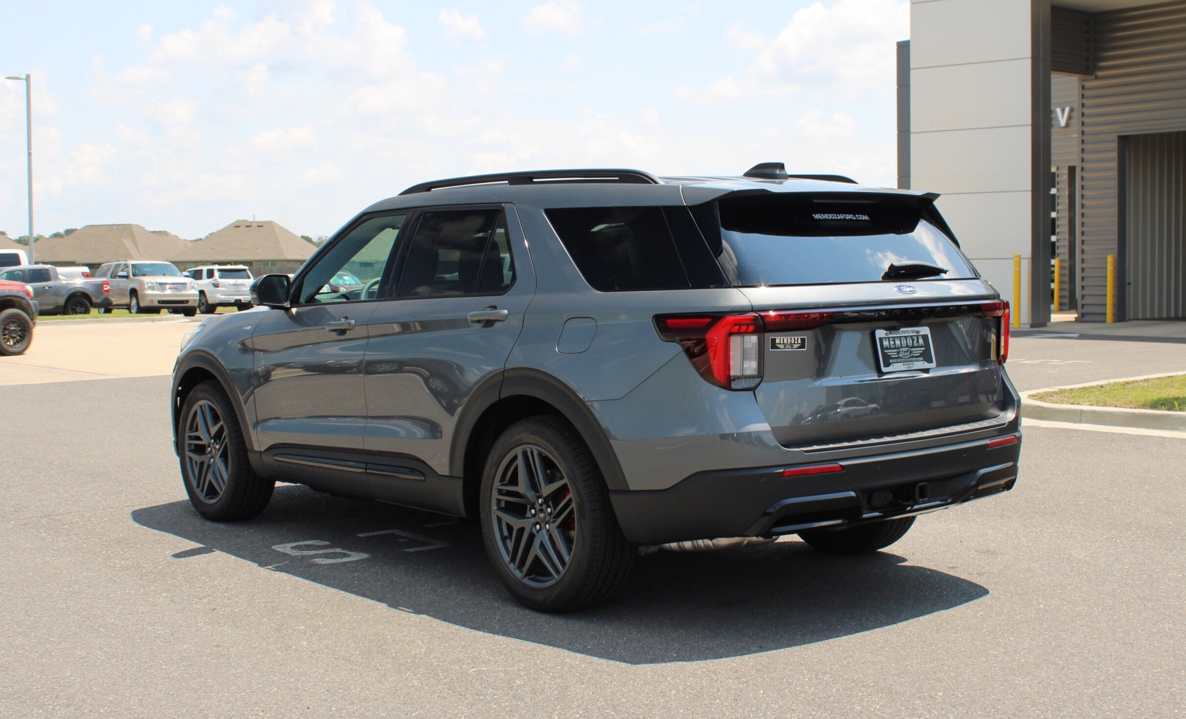 2025 Ford Explorer ST-Line photo 2