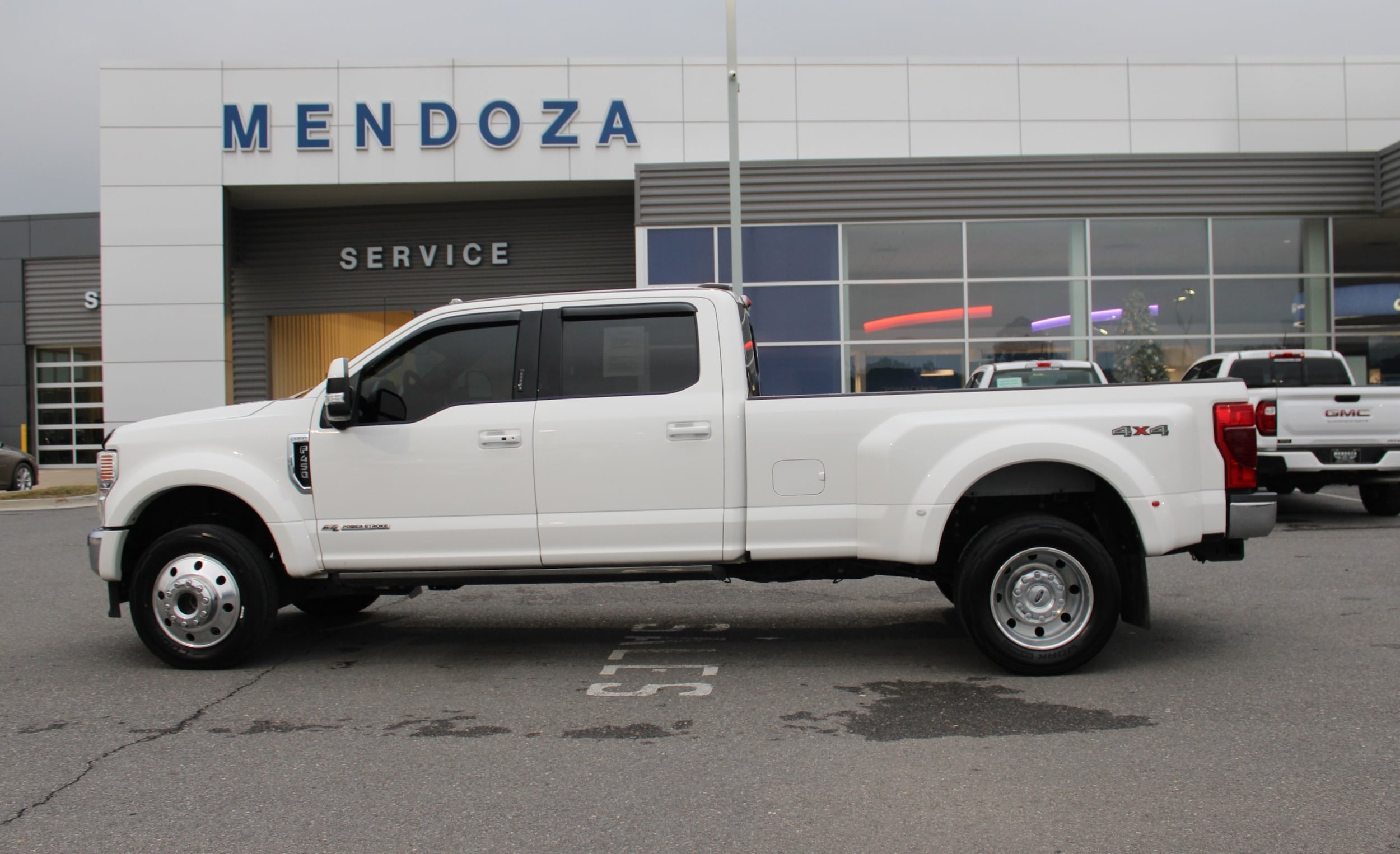 2022 Ford F-450 Super Duty Lariat's photo