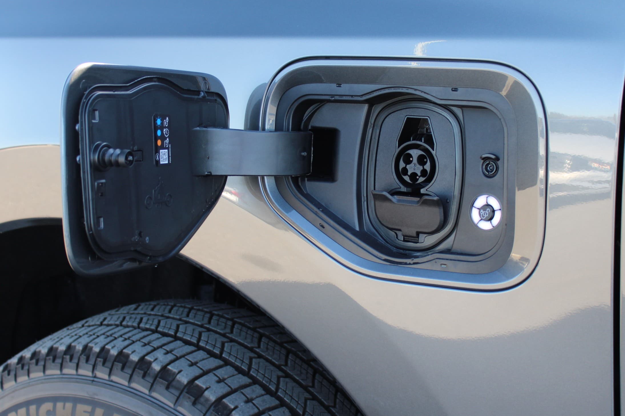2025 Ford F-150 Lightning XLT - Photo 13