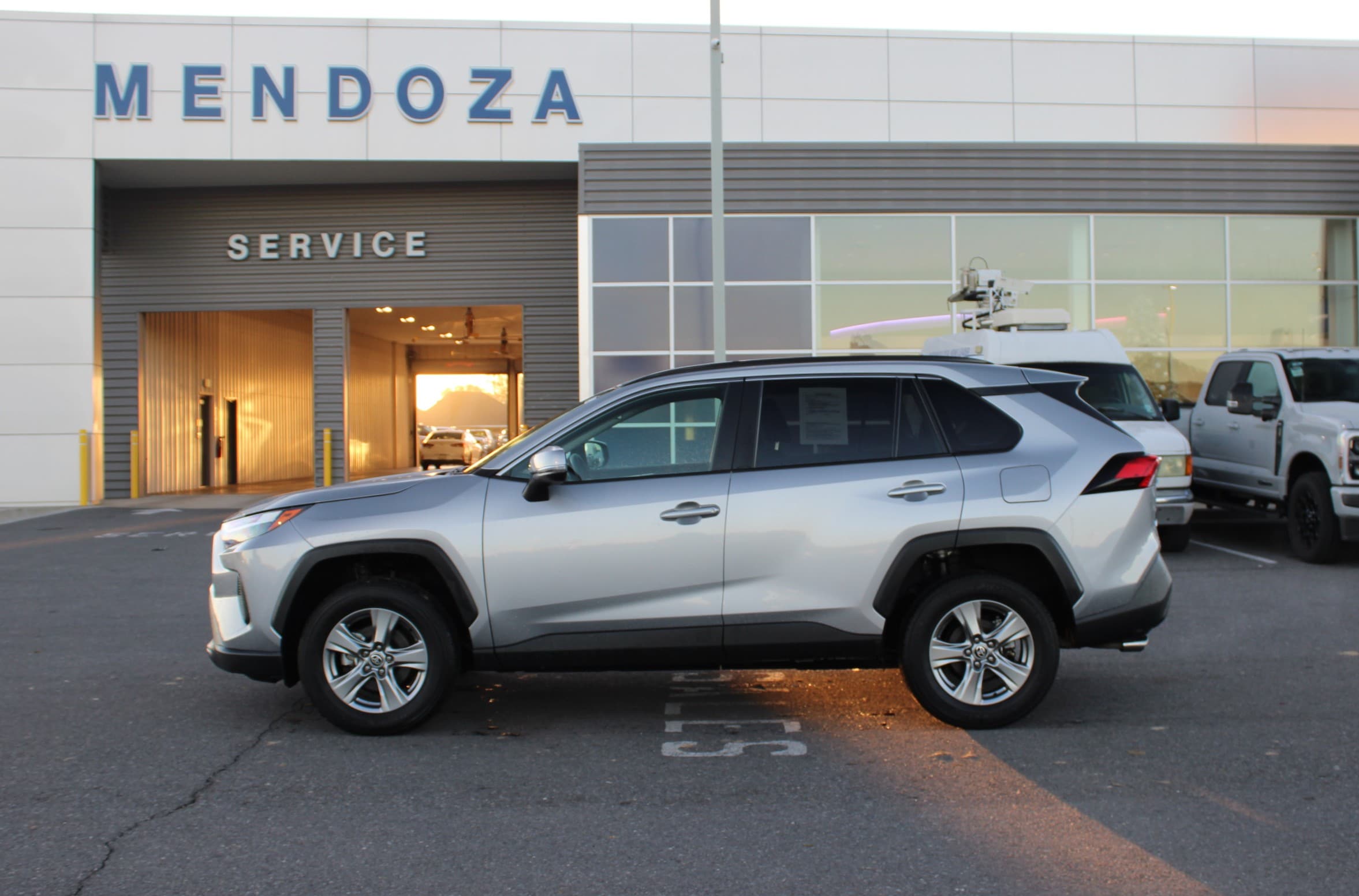 2024 Toyota RAV4 XLE's photo