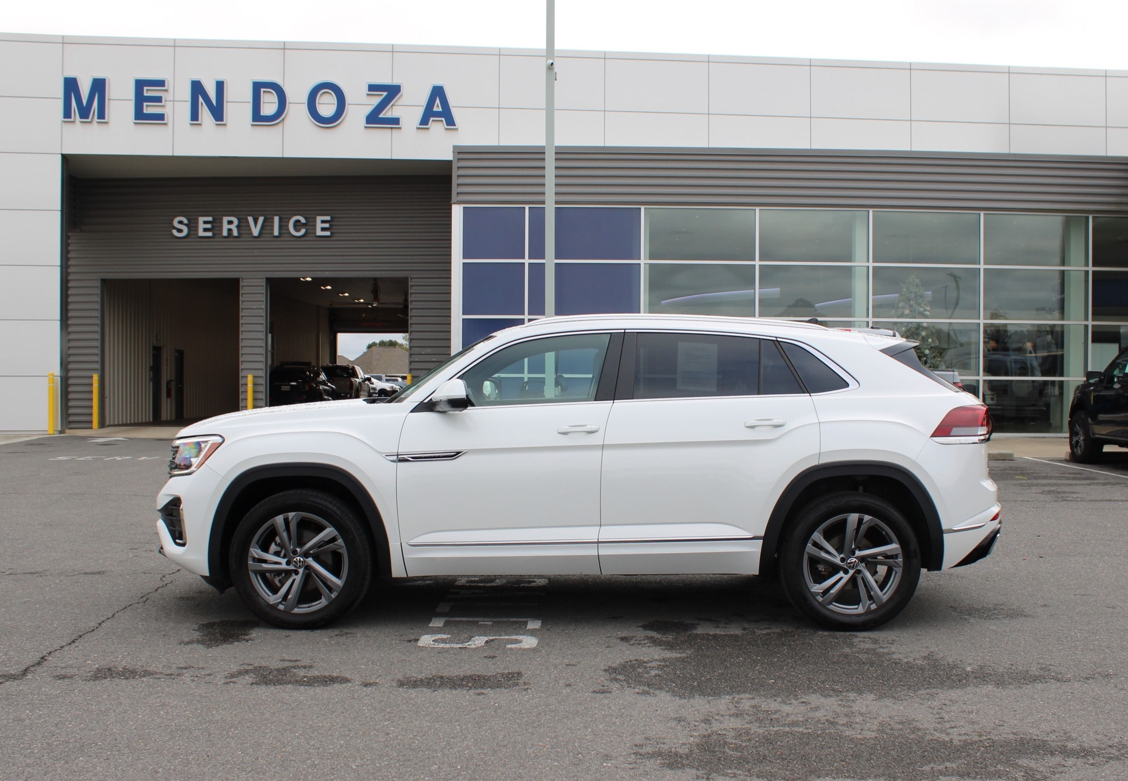 2024 Volkswagen Atlas Cross Sport SEL R-LINE's photo