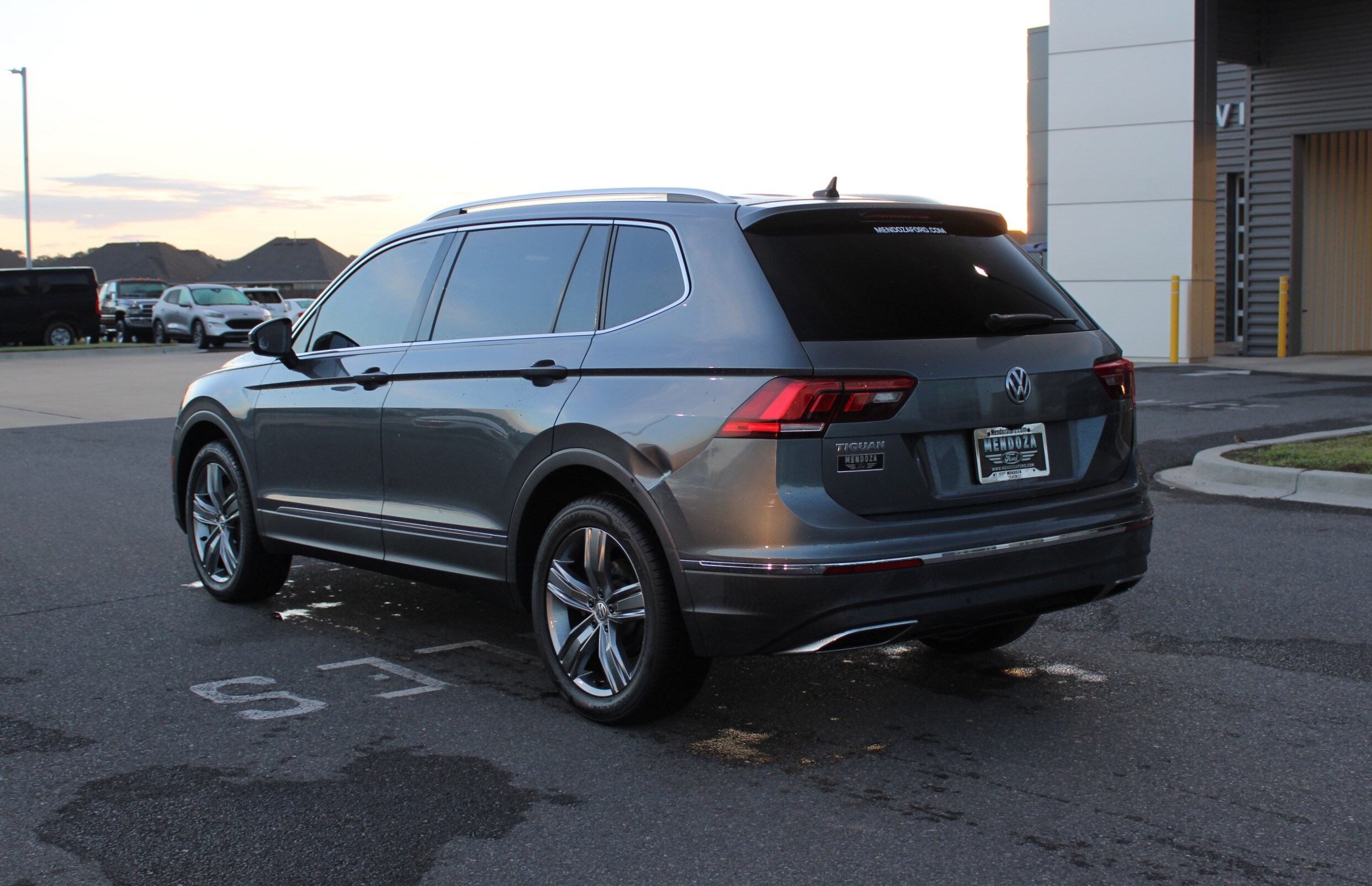 2020 Volkswagen Tiguan SEL photo 2