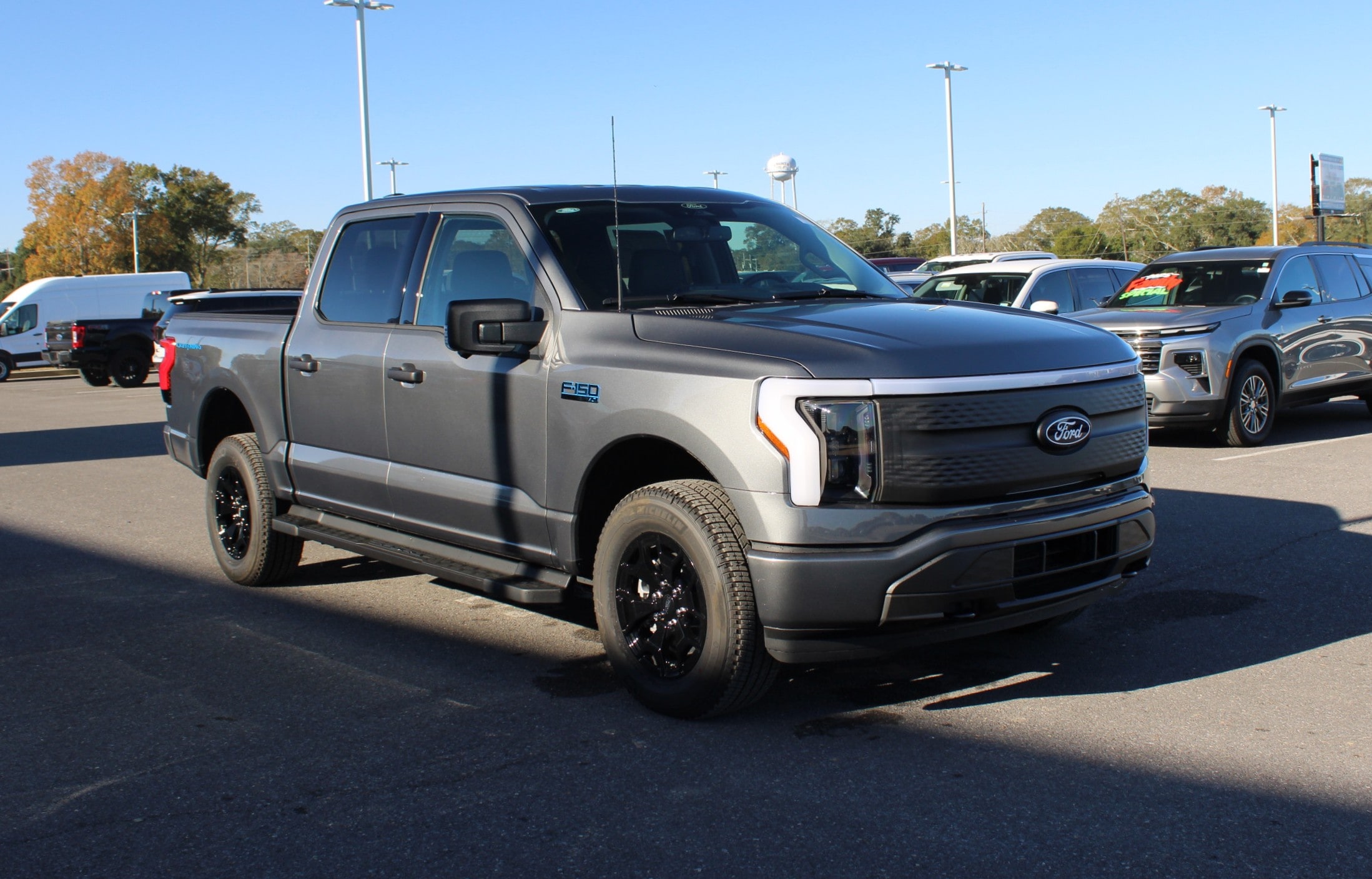2025 Ford F-150 Lightning XLT - Photo 6