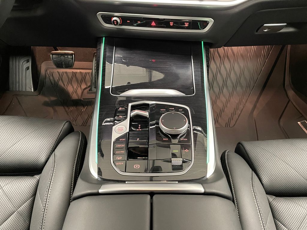 2025 BMW X7 40i - Photo 9