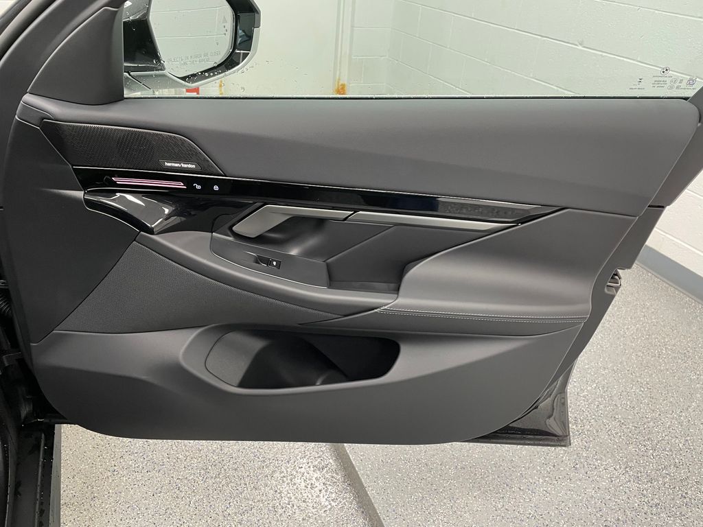 2025 BMW 5 Series 530i - Photo 16