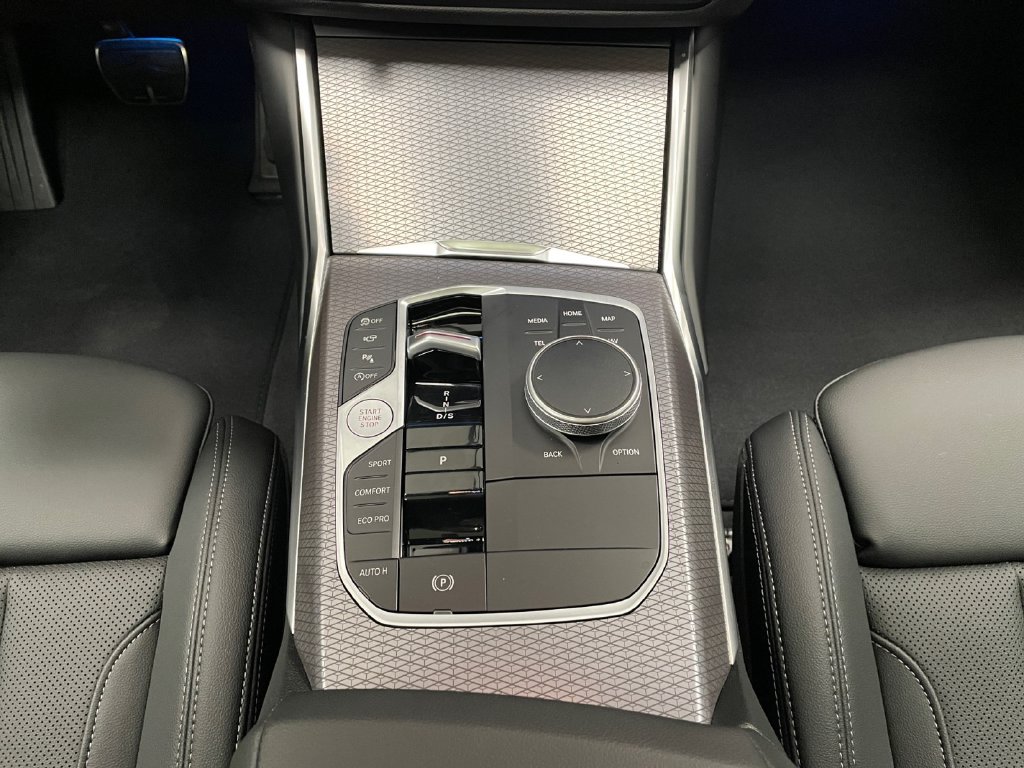 2026 BMW 3 Series photo 9 of 13