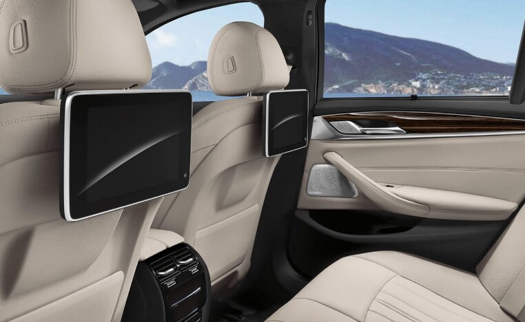 Does The BMW 530e Have A Rear Entertainment System?