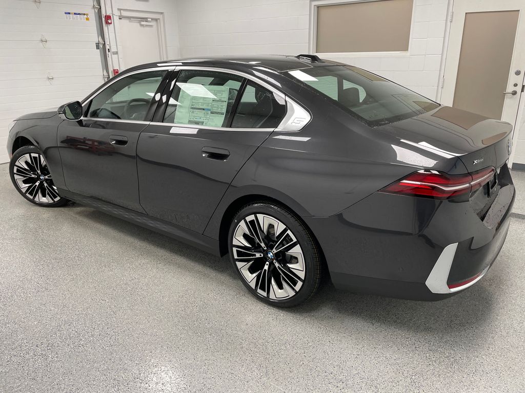2025 BMW 5 Series 530i - Photo 6