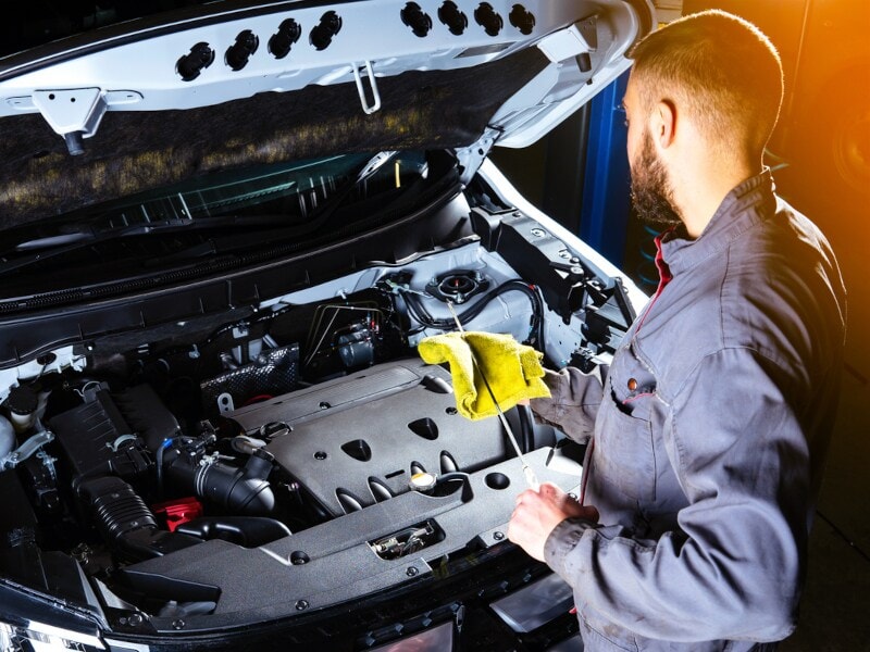 New Motor Volkswagen oil-change Technician