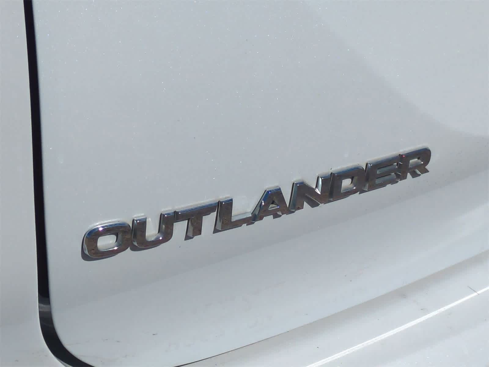Thumbnail: 2023 Mitsubishi Outlander - 32