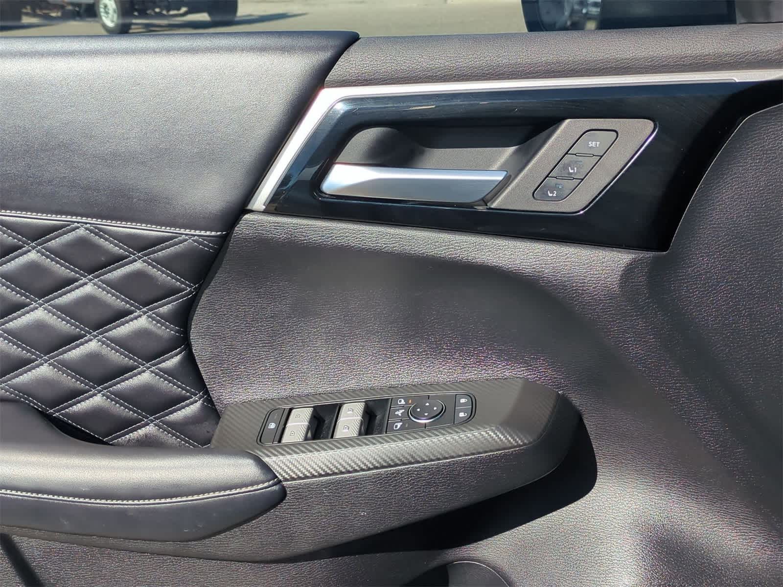 Thumbnail: 2023 Mitsubishi Outlander - 24