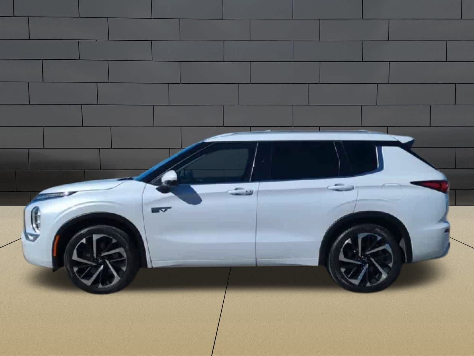 Thumbnail: 2023 Mitsubishi Outlander - 5