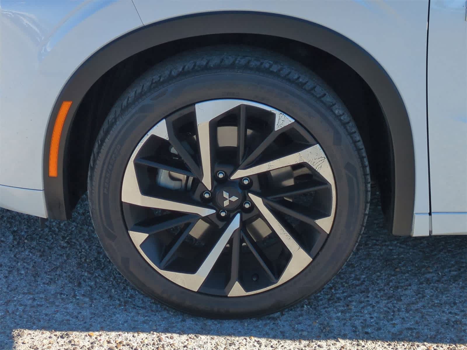 Thumbnail: 2023 Mitsubishi Outlander - 33