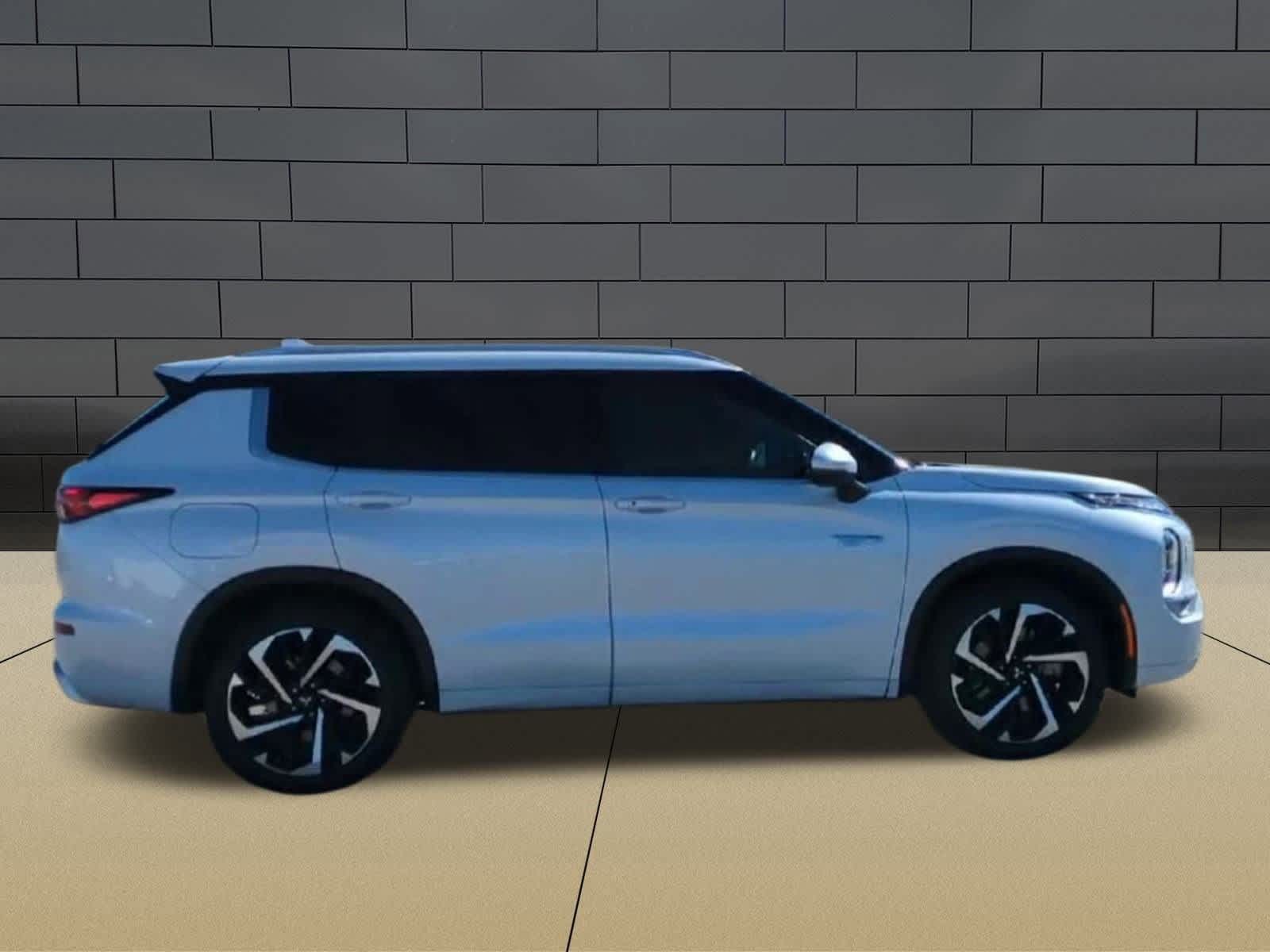Thumbnail: 2023 Mitsubishi Outlander - 9