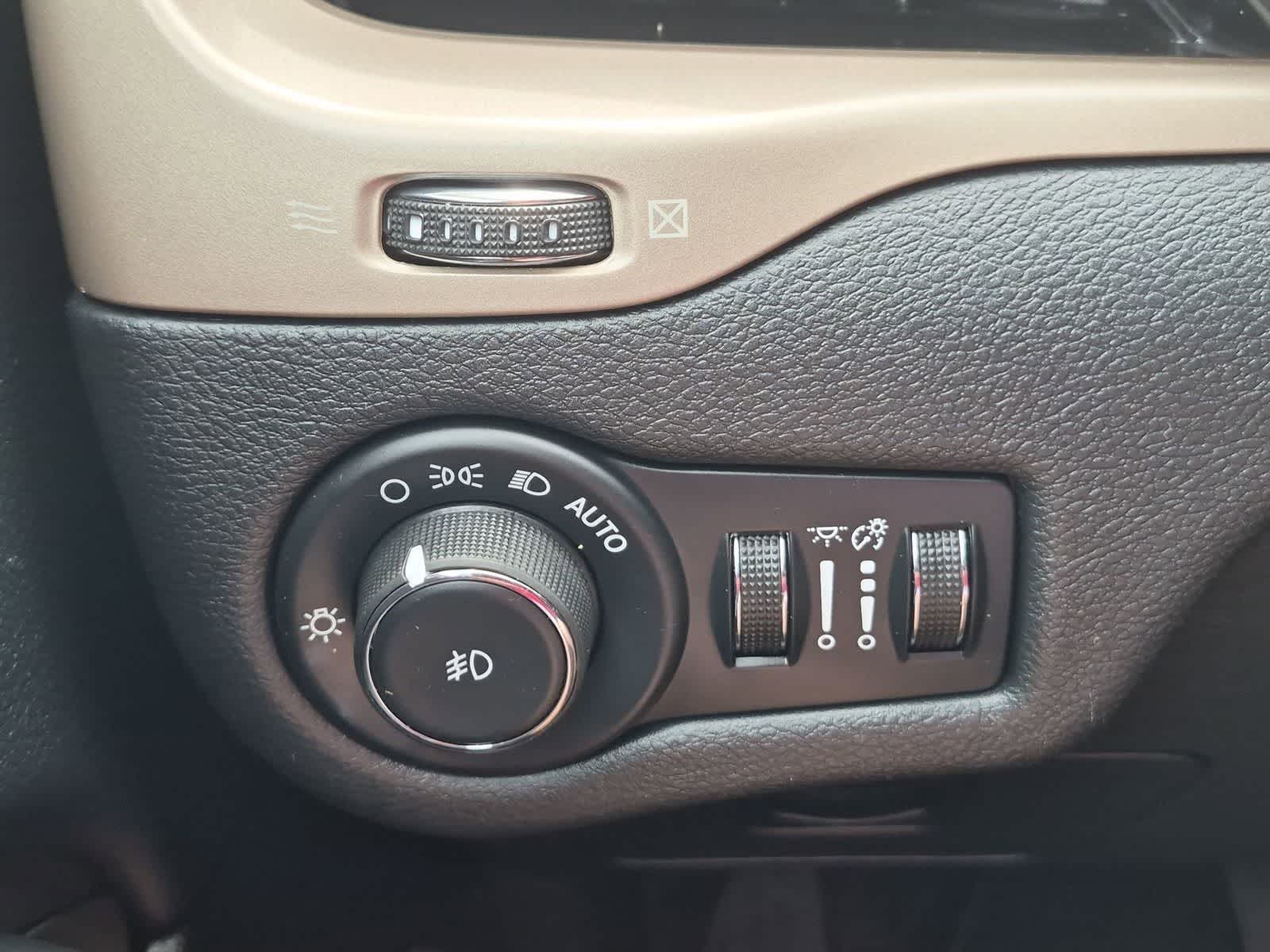 Thumbnail: 2016 Jeep Cherokee - 15