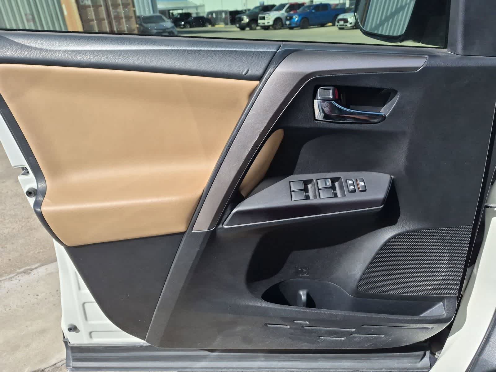 Thumbnail: 2018 Toyota RAV4 - 22