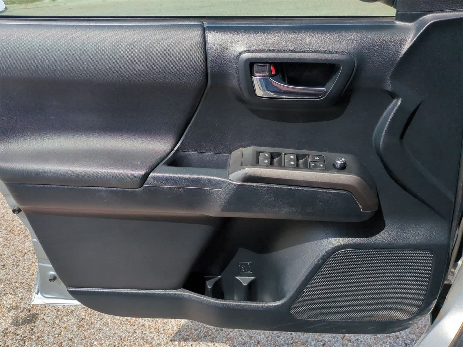 Thumbnail: 2016 Toyota Tacoma - 21