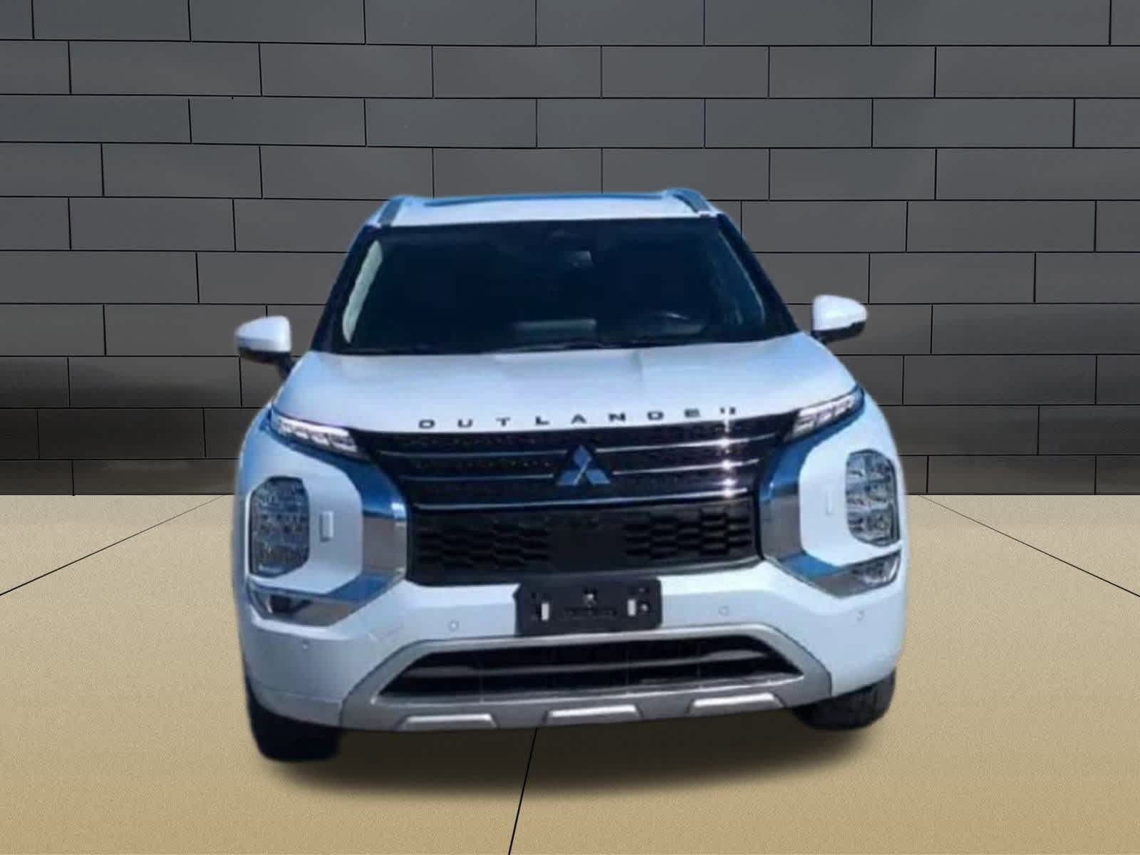 Thumbnail: 2023 Mitsubishi Outlander - 3