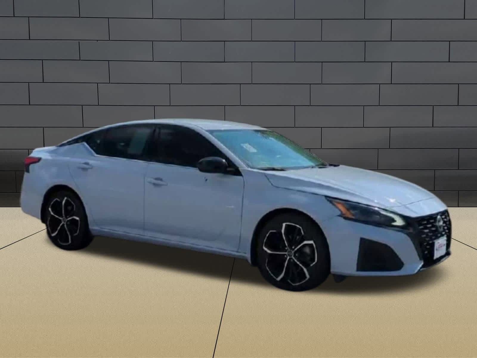 2023 Nissan Altima 2.5 SR photo 2