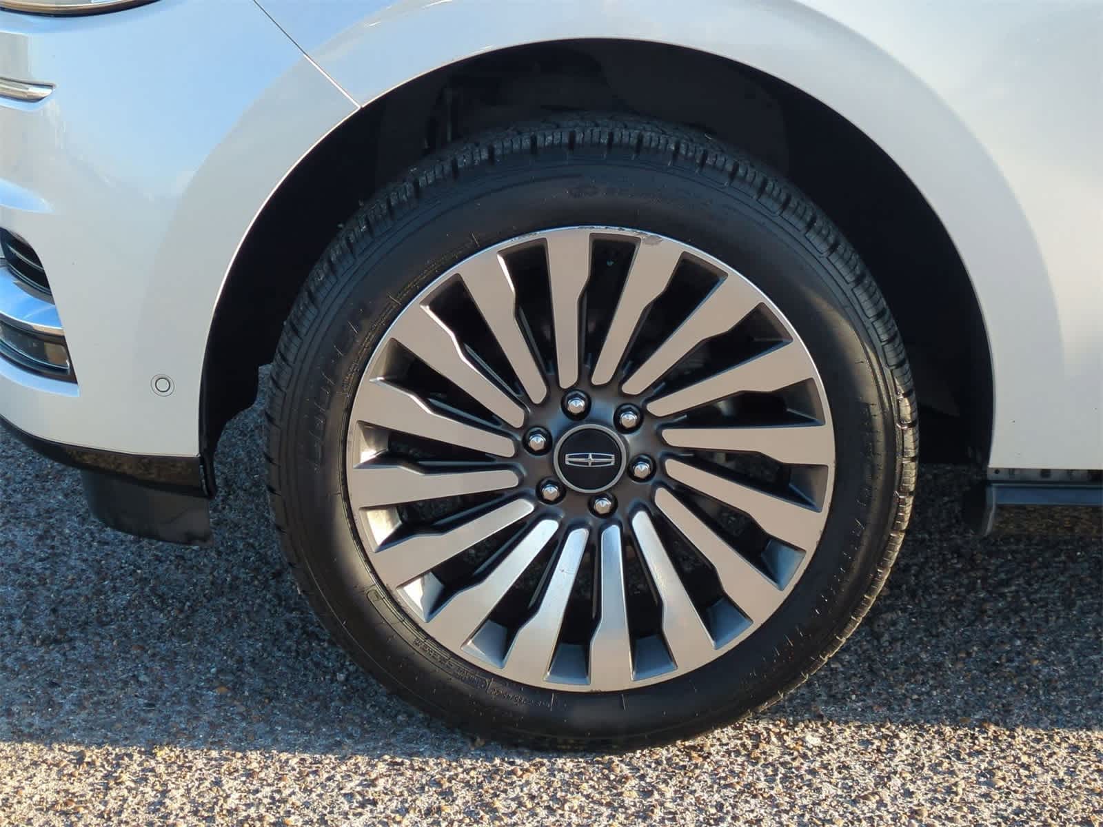 Thumbnail: 2019 Lincoln Navigator L - 33