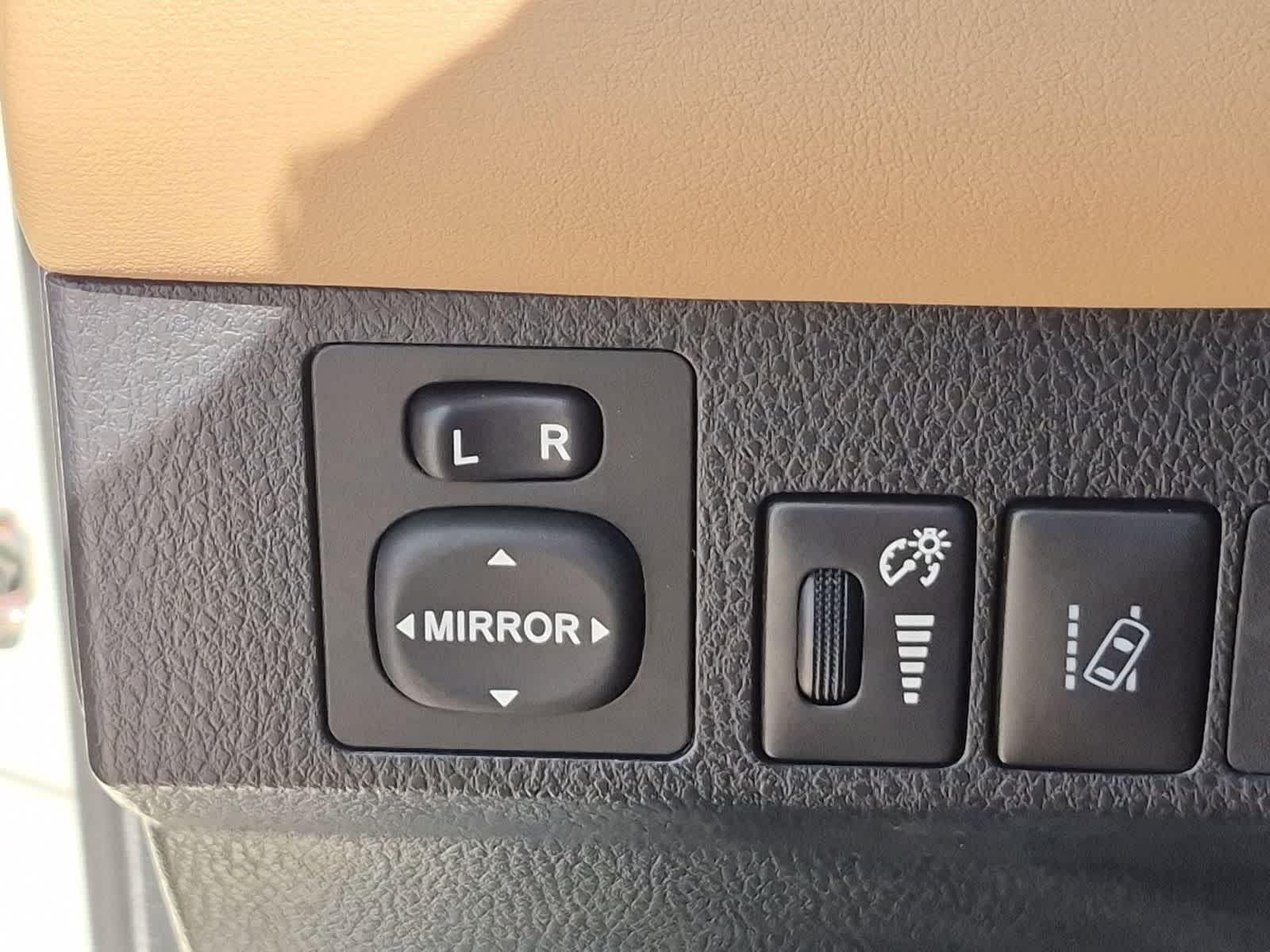 Thumbnail: 2018 Toyota RAV4 - 17