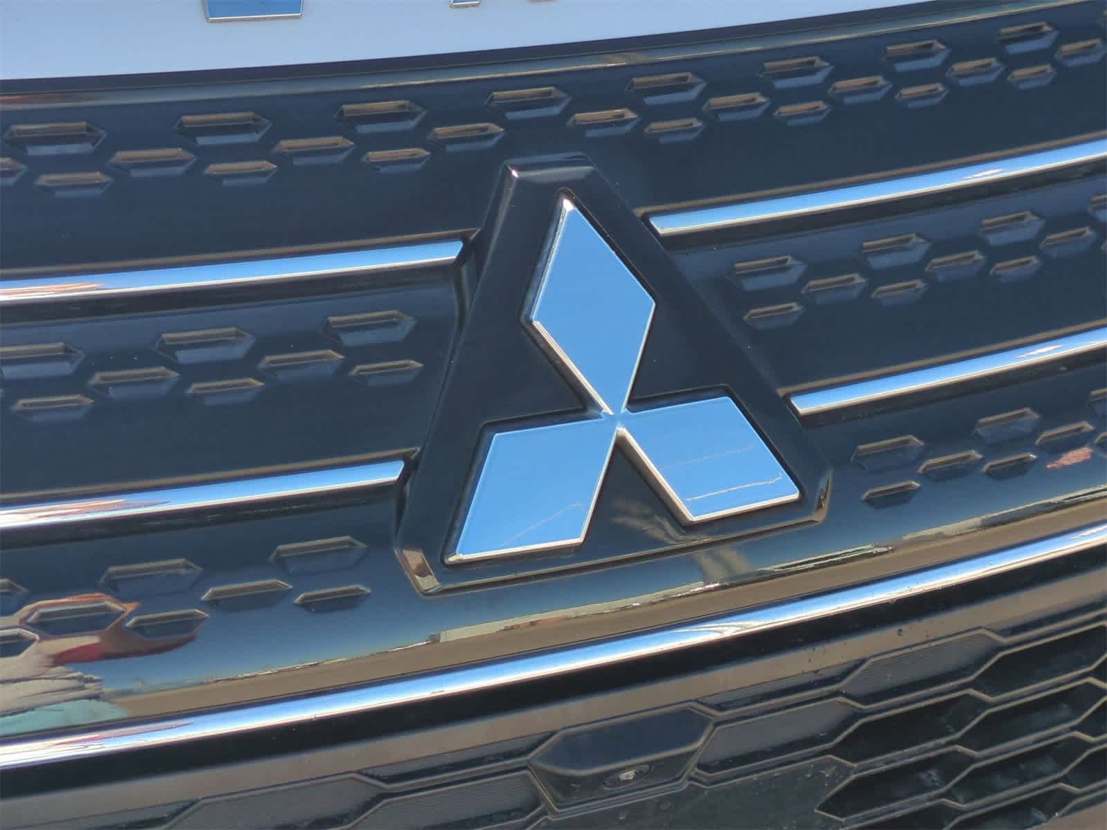 Thumbnail: 2023 Mitsubishi Outlander - 31