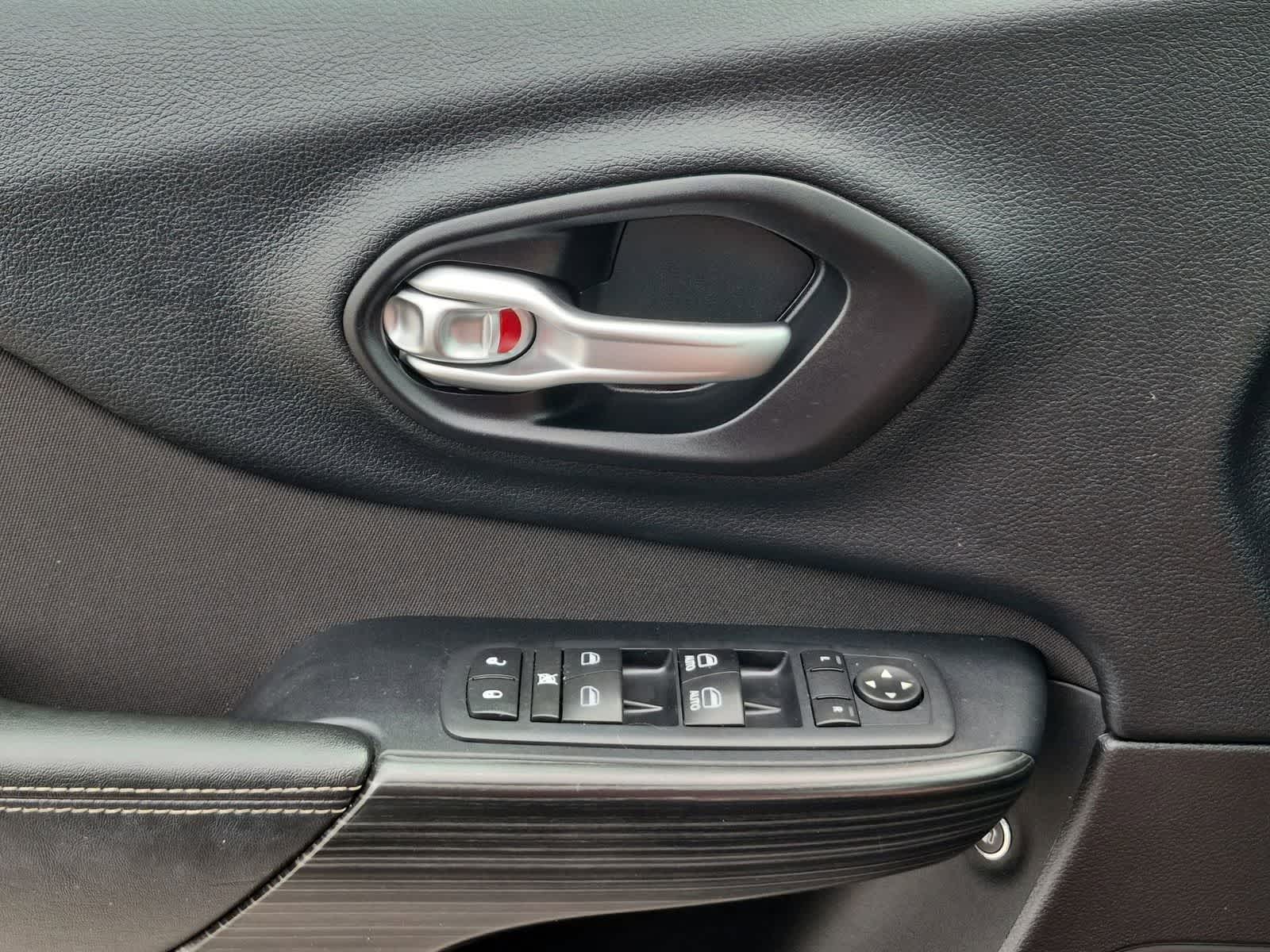 Thumbnail: 2016 Jeep Cherokee - 20