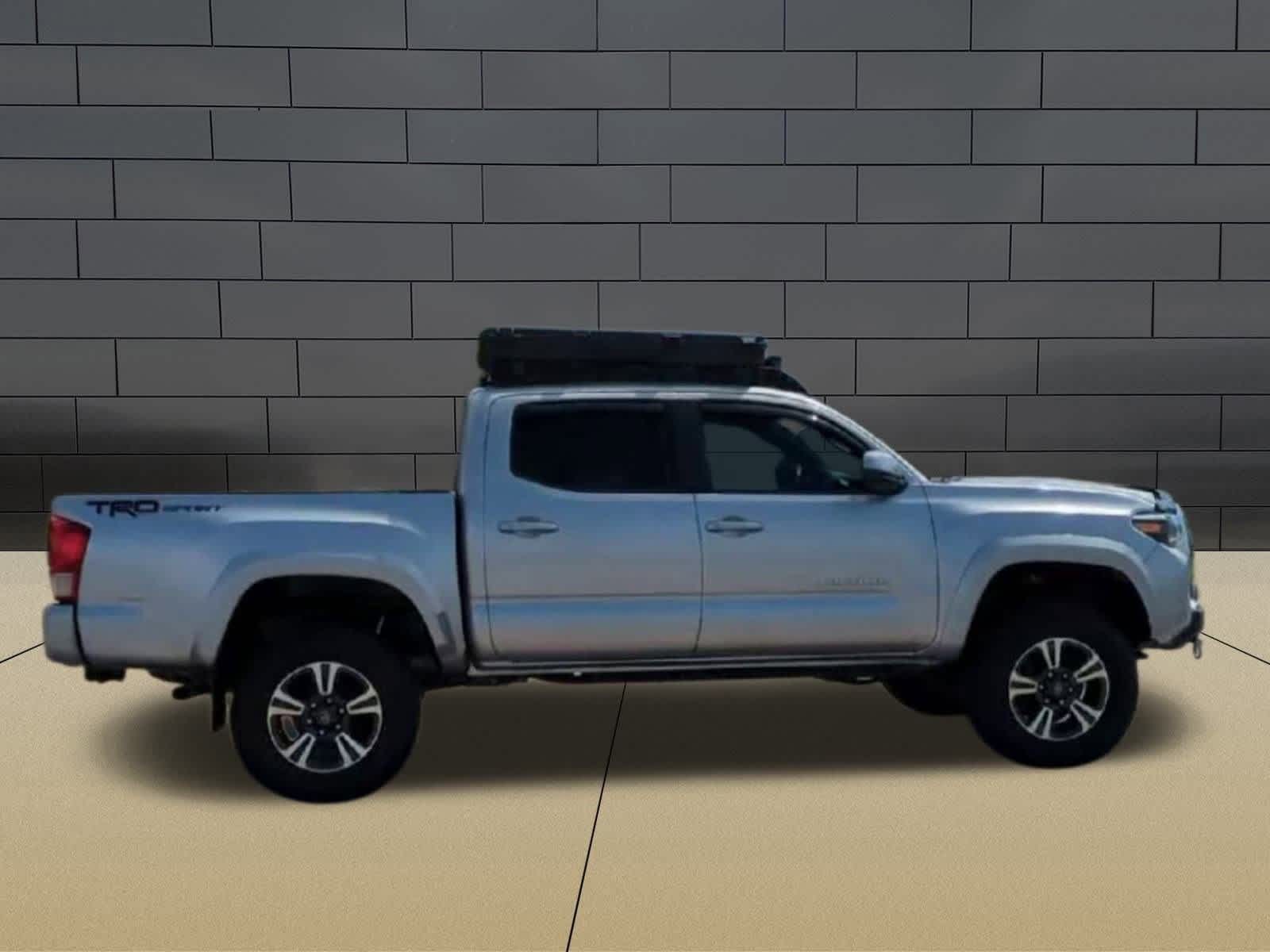 Thumbnail: 2016 Toyota Tacoma - 9