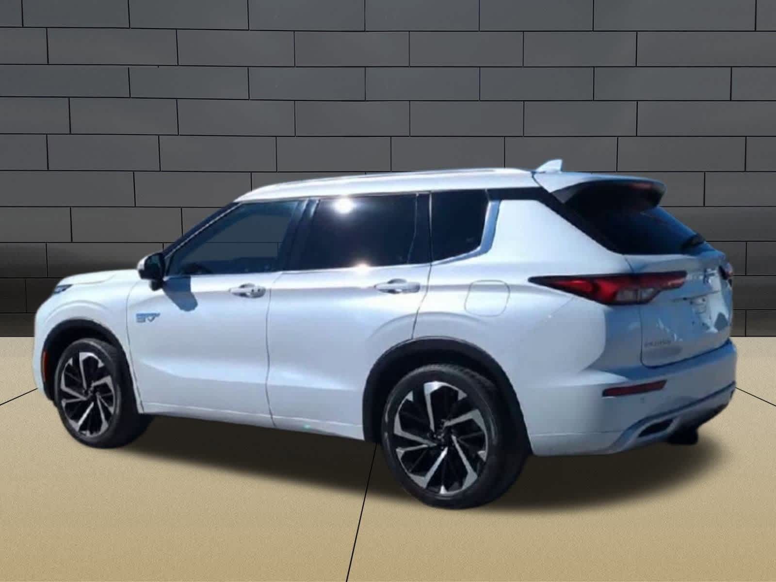 Thumbnail: 2023 Mitsubishi Outlander - 6