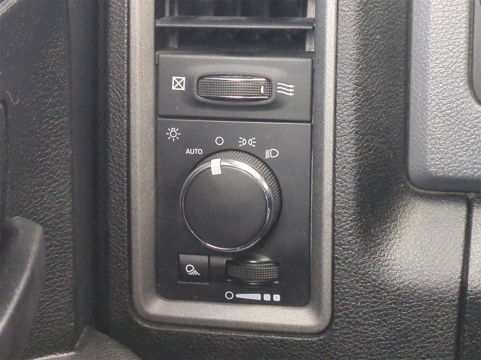 Thumbnail: 2019 RAM 1500 Classic - 16