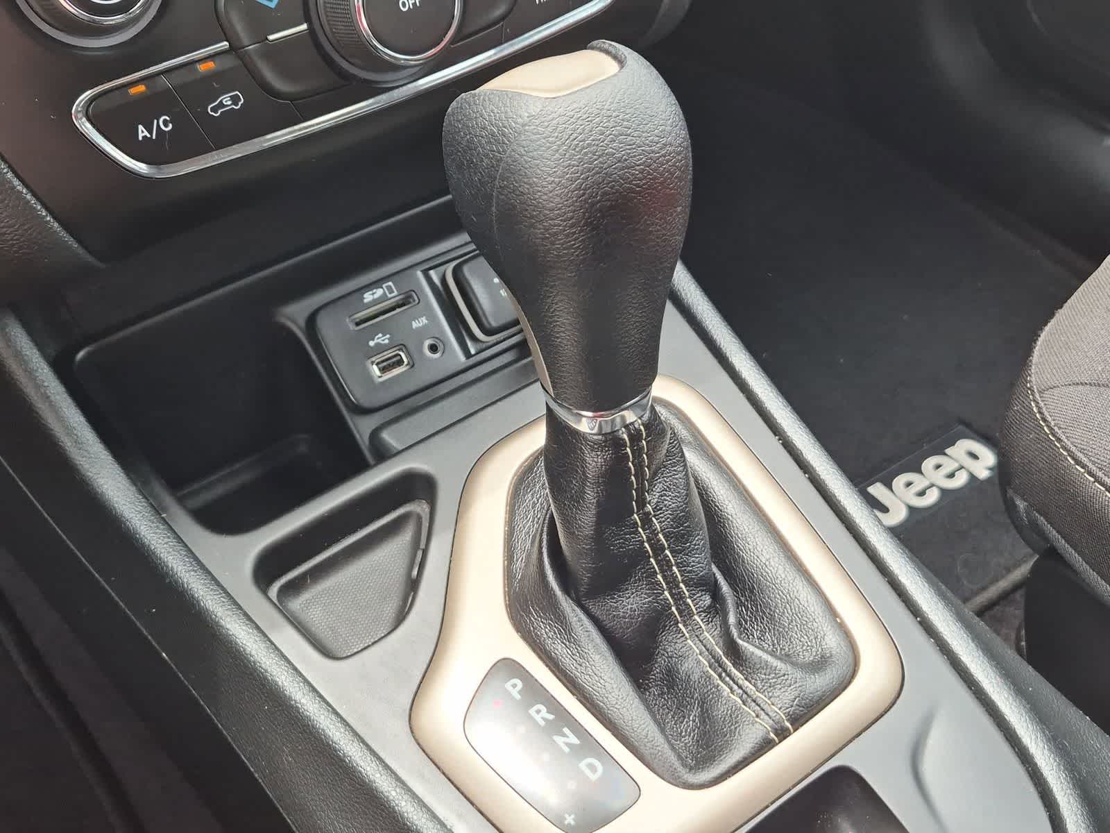 Thumbnail: 2016 Jeep Cherokee - 14