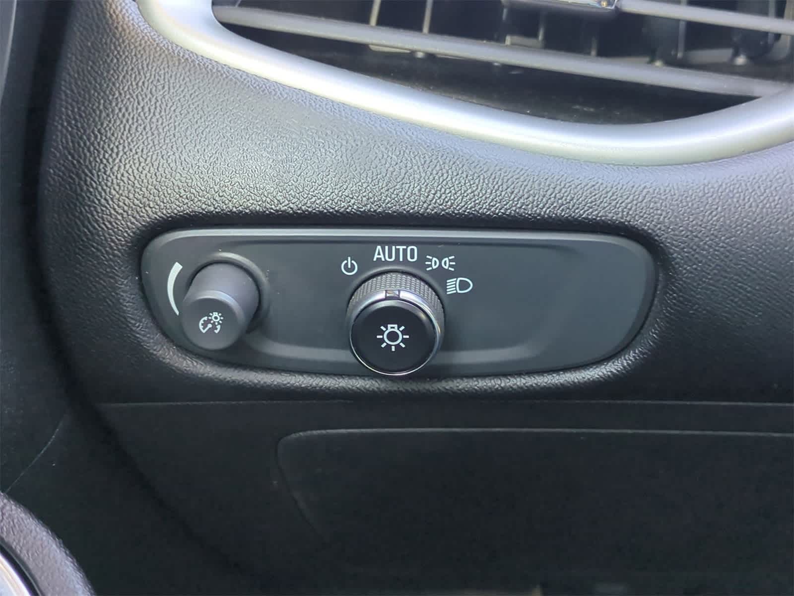 Thumbnail: 2022 Chevrolet Malibu - 17