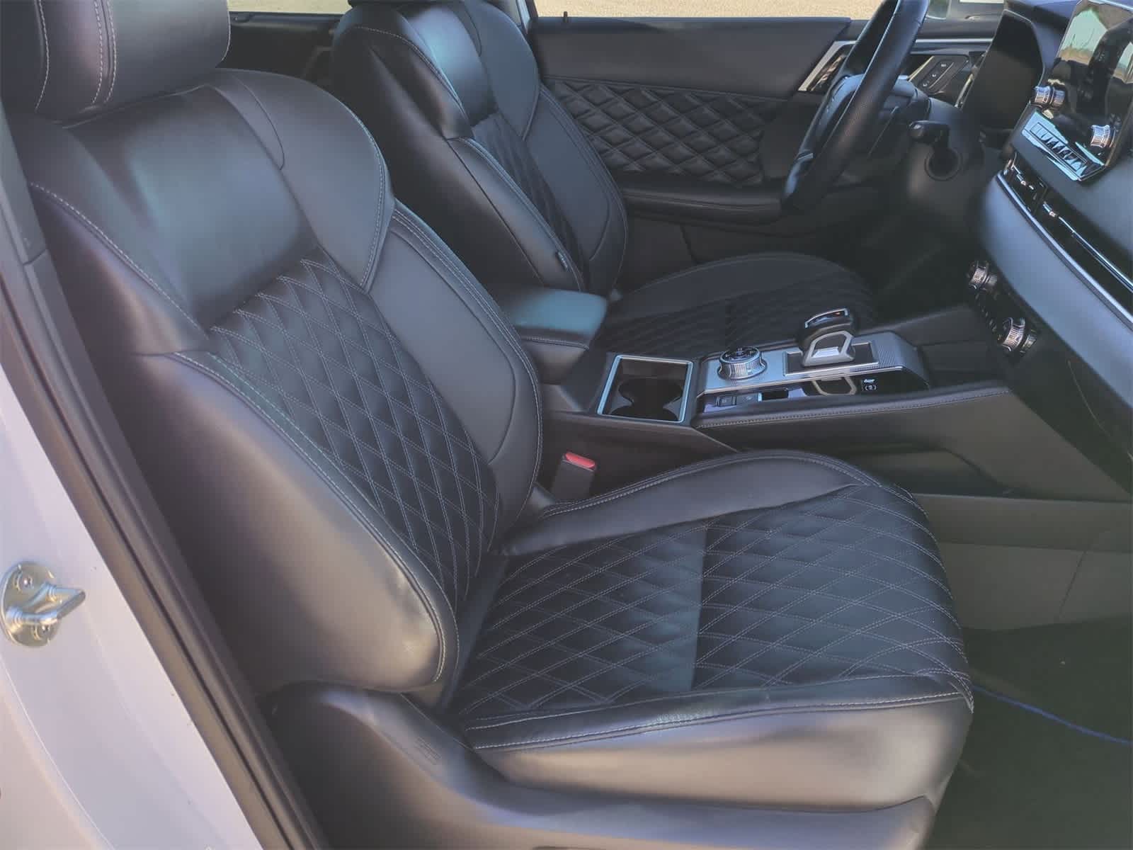 Thumbnail: 2023 Mitsubishi Outlander - 28