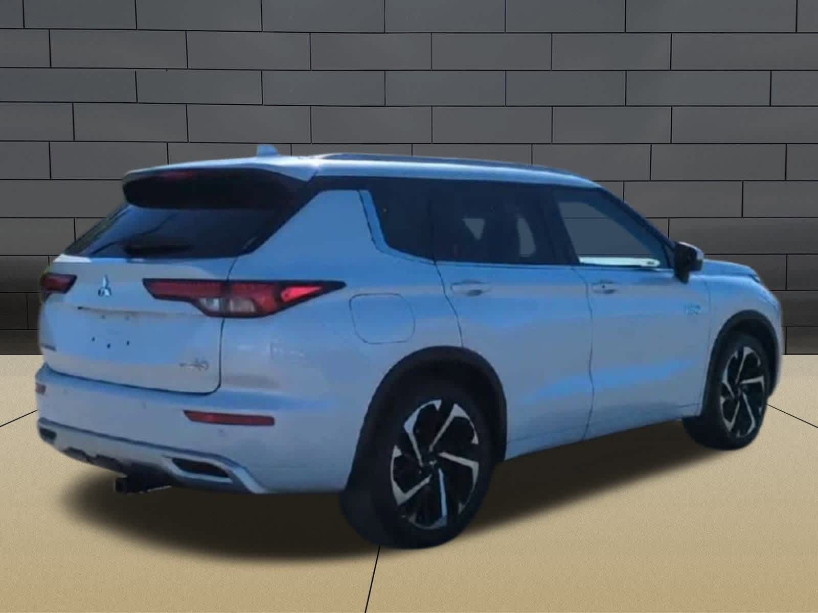 Thumbnail: 2023 Mitsubishi Outlander - 8