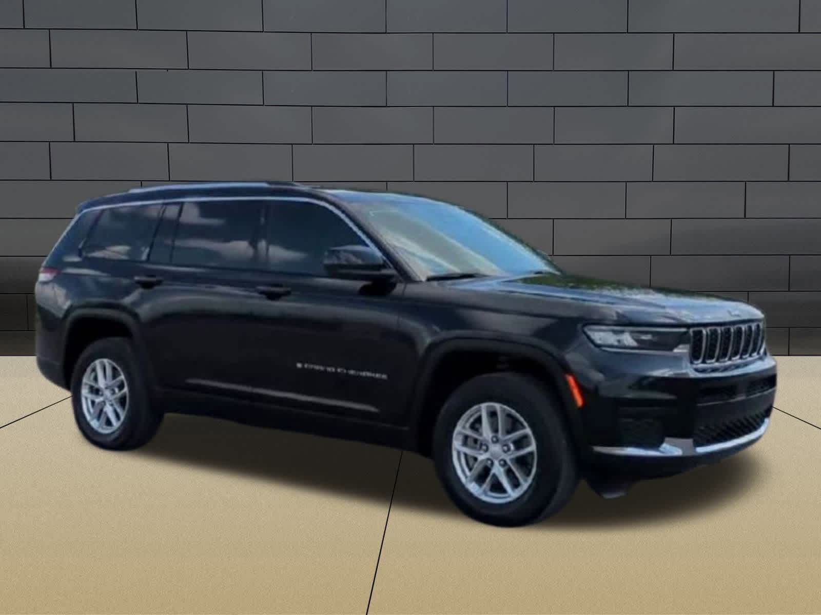 2022 Jeep Grand Cherokee Laredo photo 2