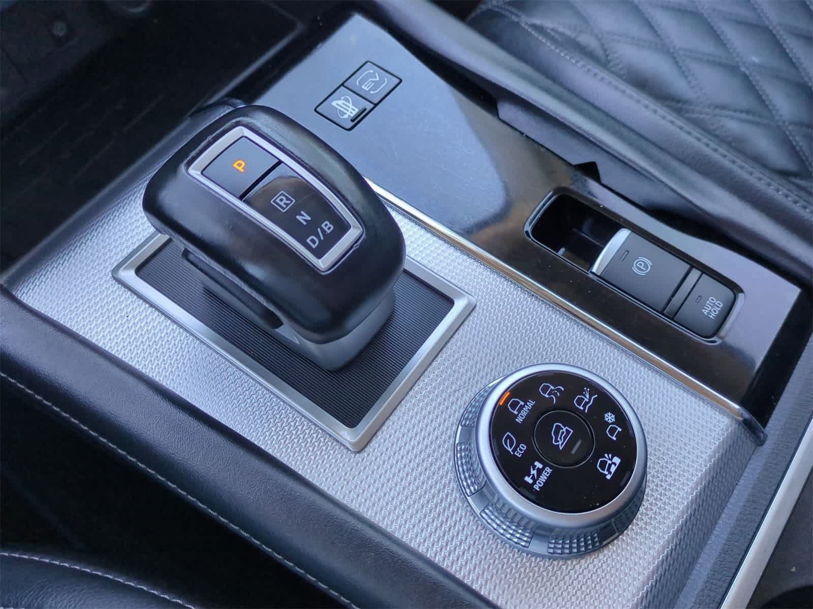 Thumbnail: 2023 Mitsubishi Outlander - 16