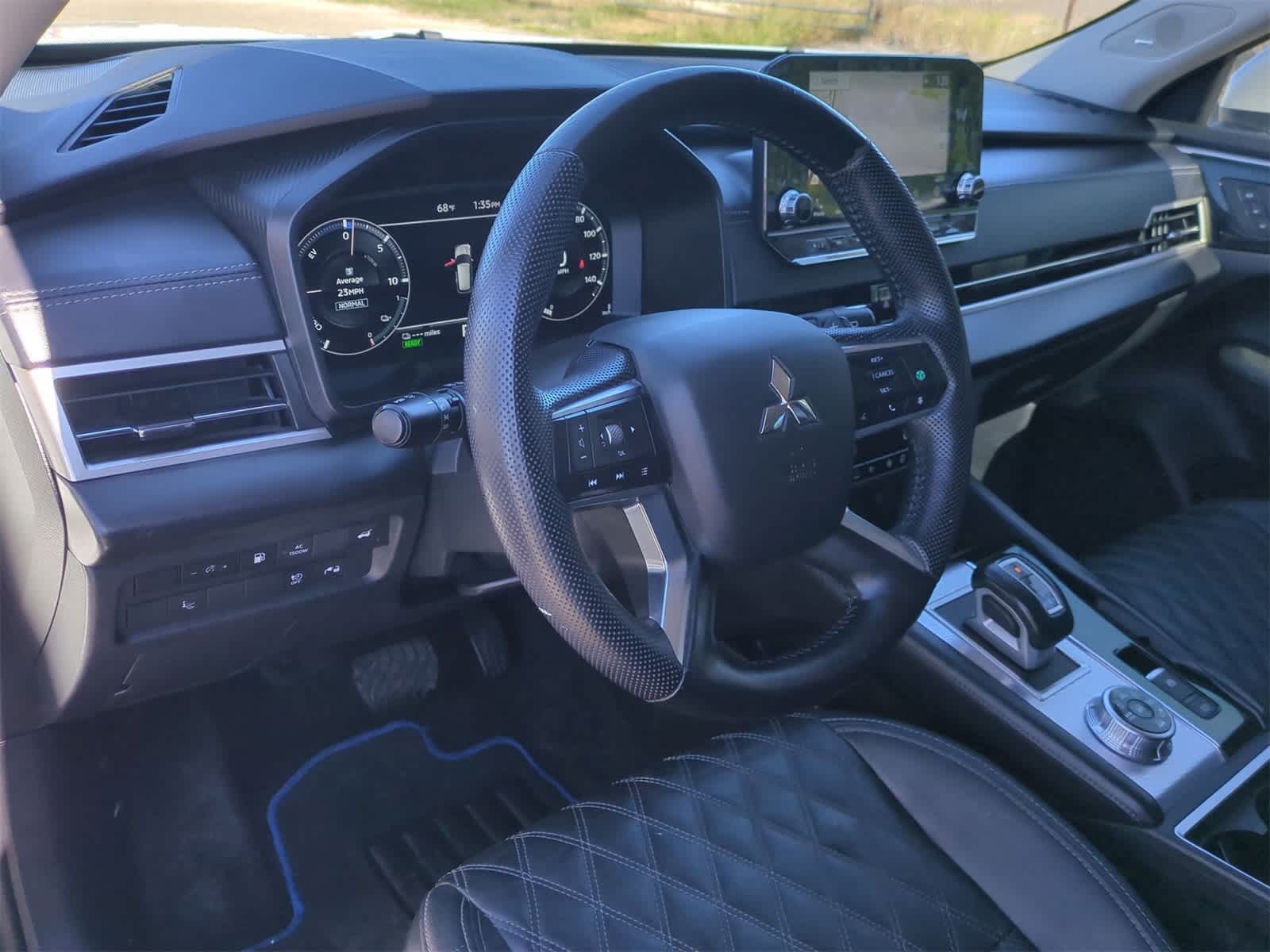 Thumbnail: 2023 Mitsubishi Outlander - 10