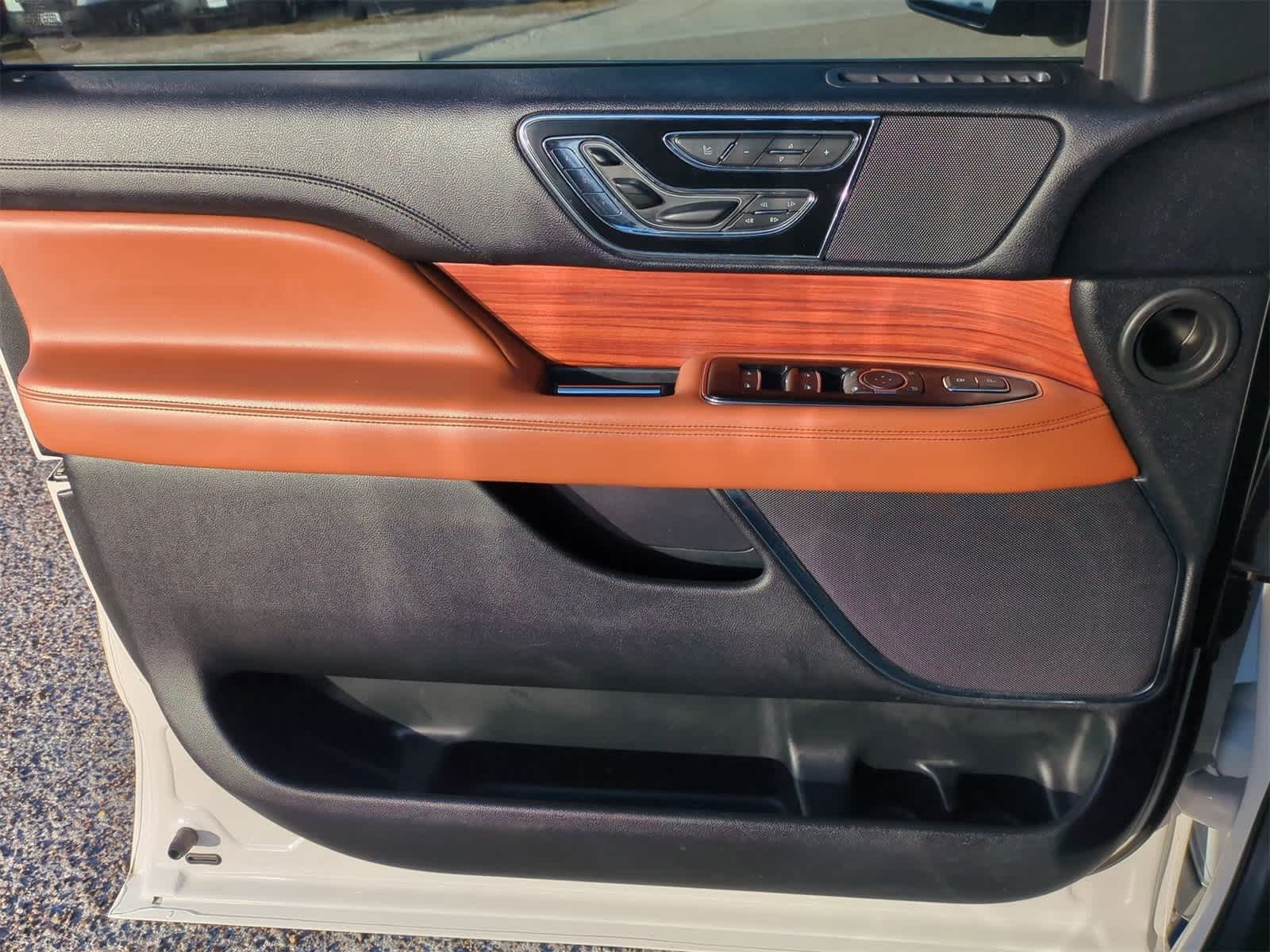 Thumbnail: 2019 Lincoln Navigator L - 23