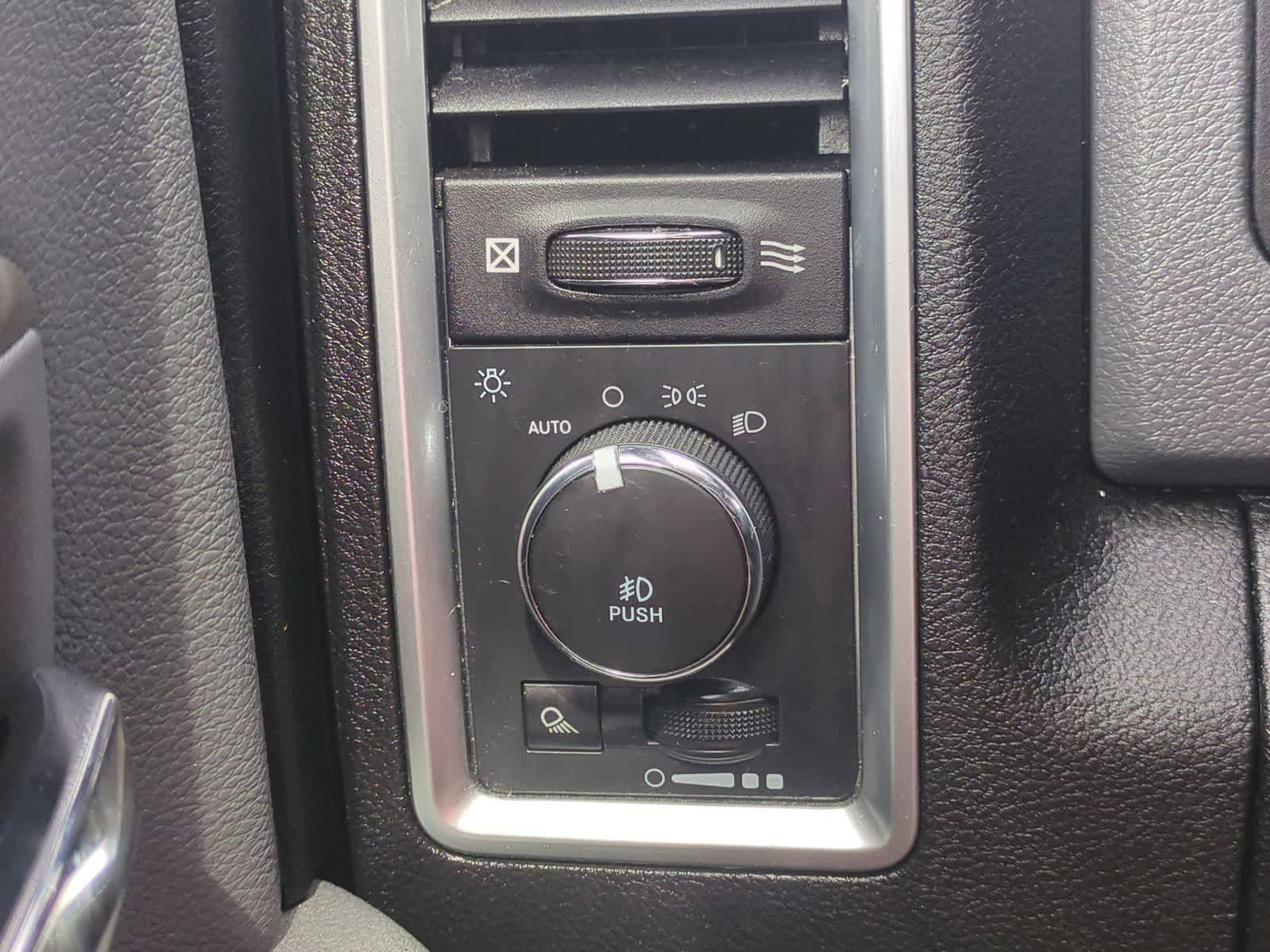 Thumbnail: 2020 RAM 1500 Classic - 16