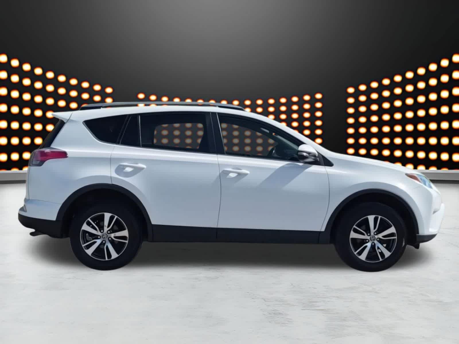 Thumbnail: 2018 Toyota RAV4 - 9