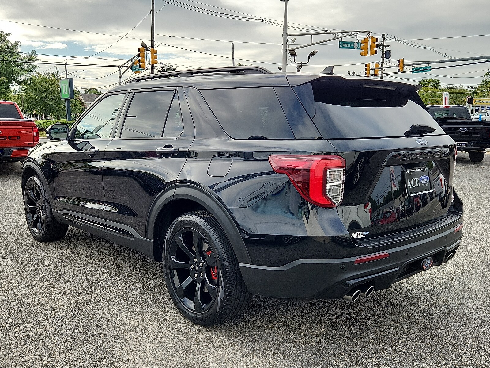 2022 Ford Explorer ST photo 3
