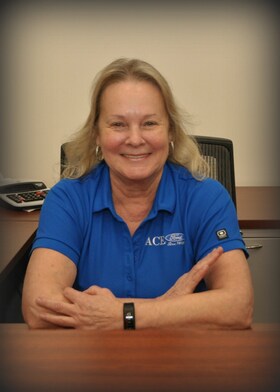 Staff member Linda Essex from ID_ed508c92a9c2