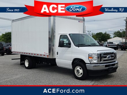 2025 Ford E-350 Cutaway E-350 15 FOOT BOX W/RAMP Truck