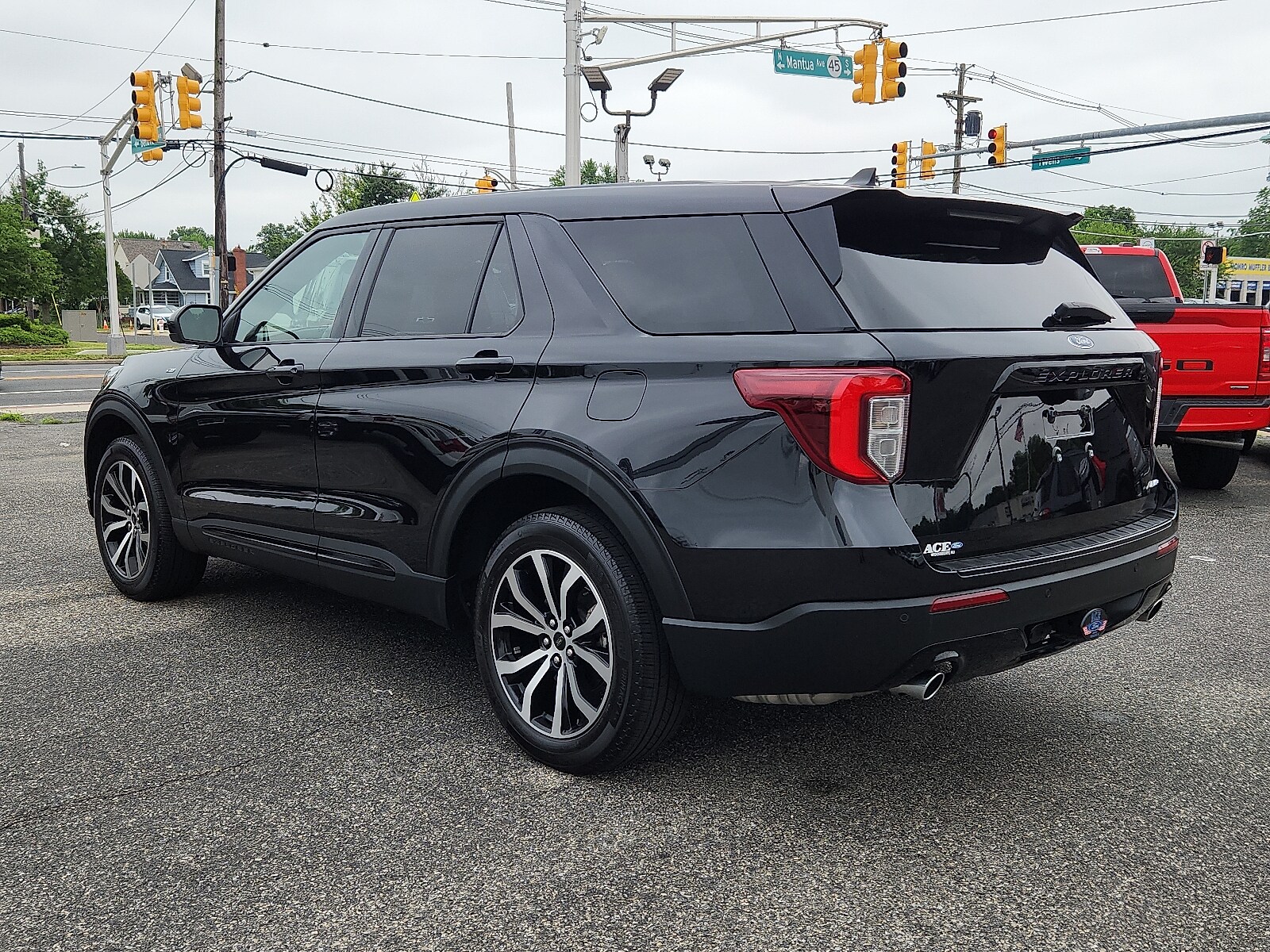 2022 Ford Explorer ST-Line photo 4
