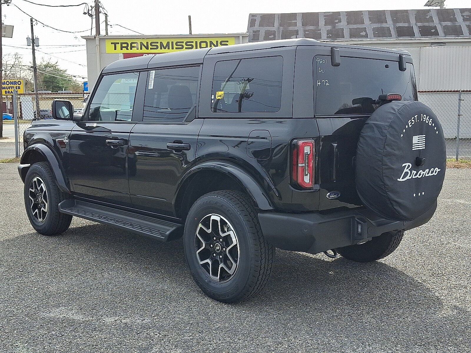 2025 Ford Bronco Outer Banks photo 3