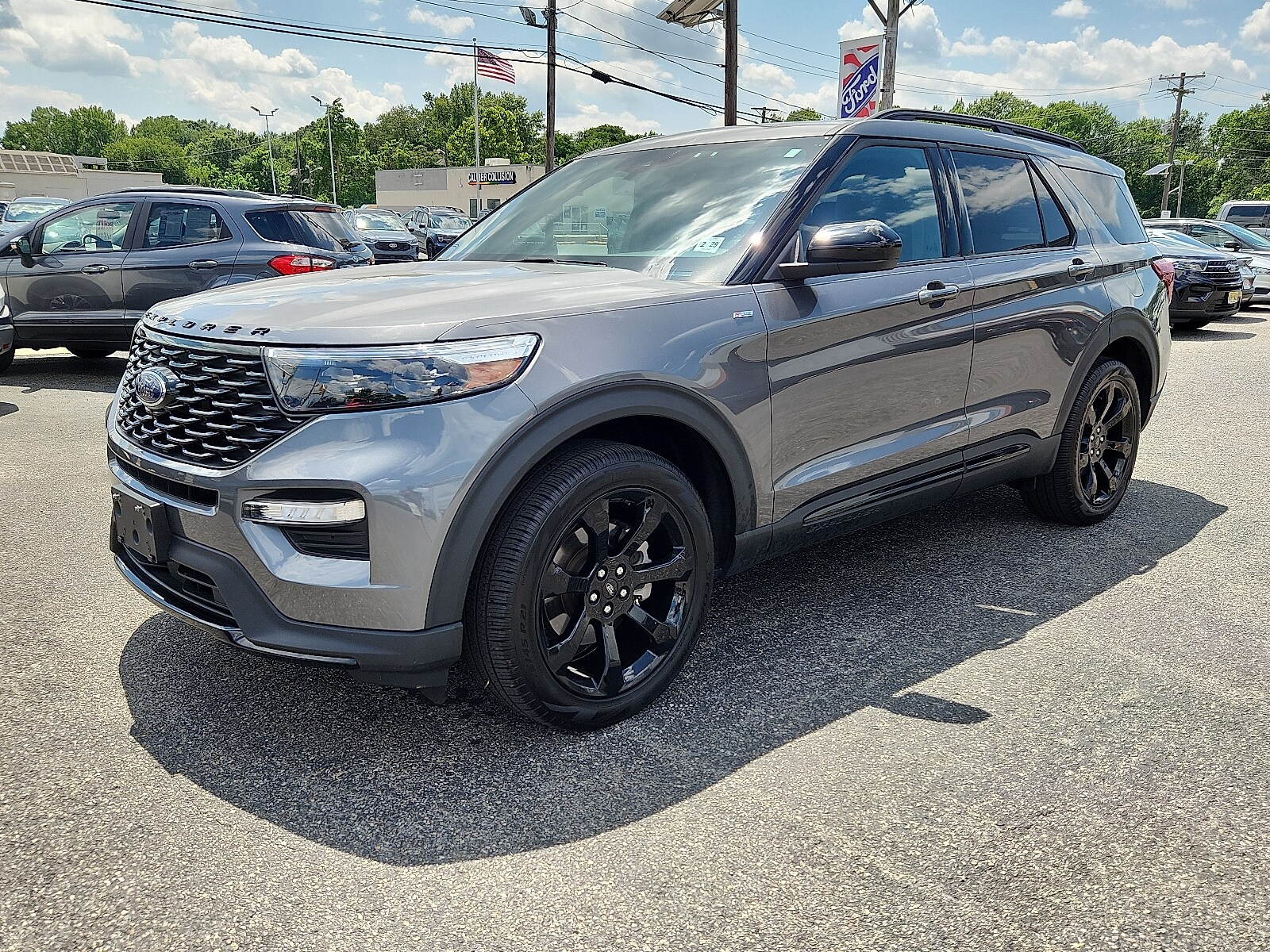 2023 Ford Explorer ST-Line photo 2