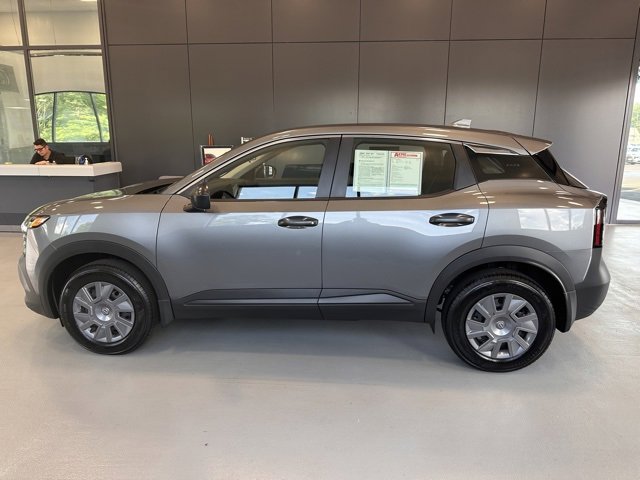2025 Nissan Kicks S photo 2