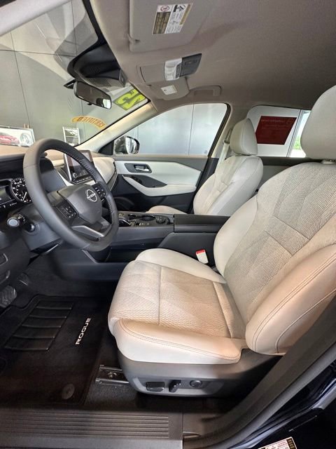2025 Nissan Rogue SV - Photo 16