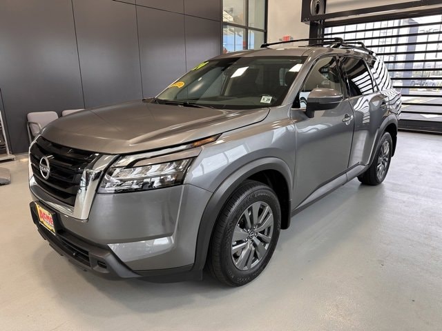2024 Nissan Pathfinder SV's photo