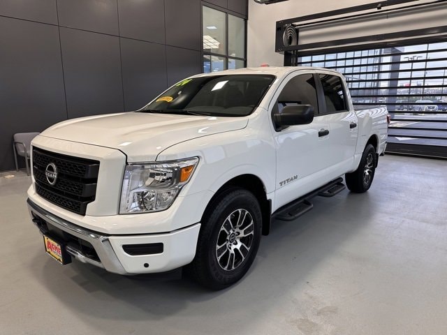 2024 Nissan Titan SV's photo